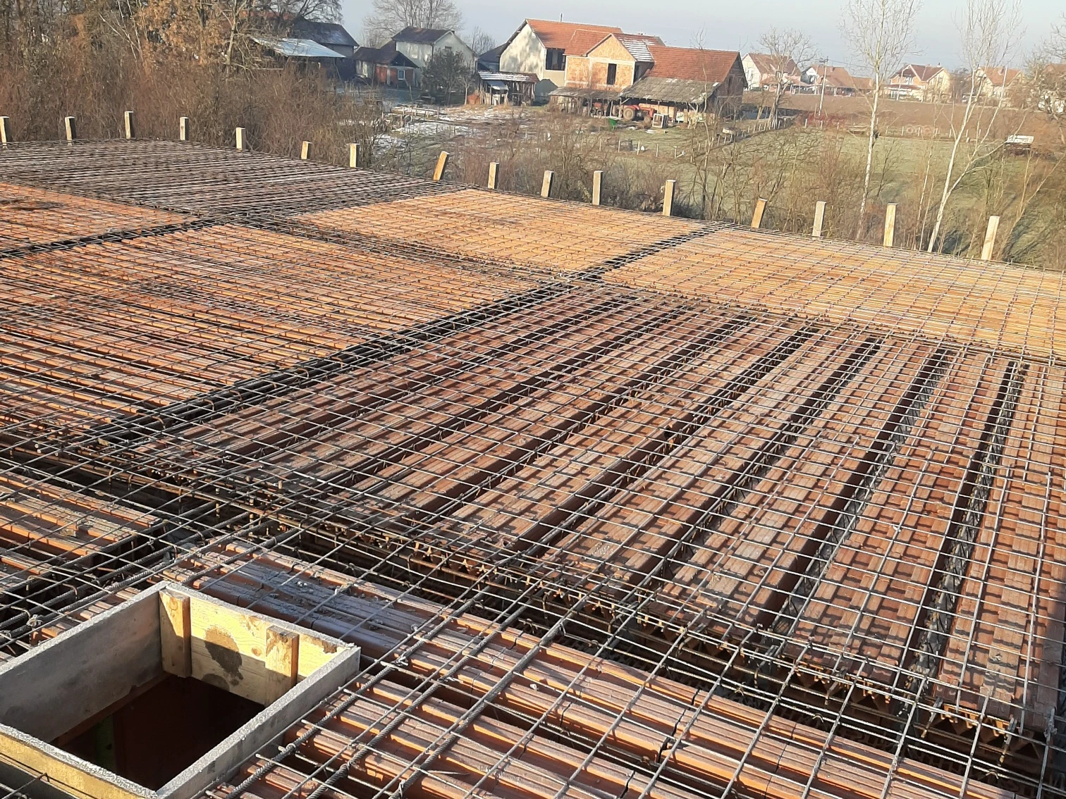 Moderna prizemna kuća (4 sobe, dnevni boravak, kupatilo, terasa)